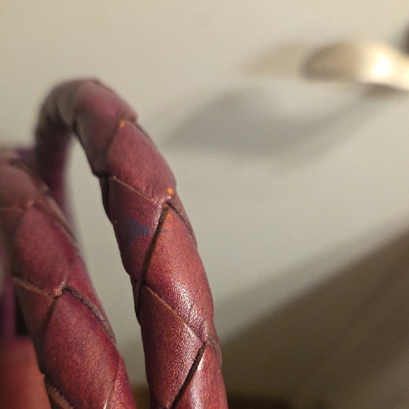 Alexandro Yeo Elegant Burgundy Embossed Tote Bag - Picture 6 of 13